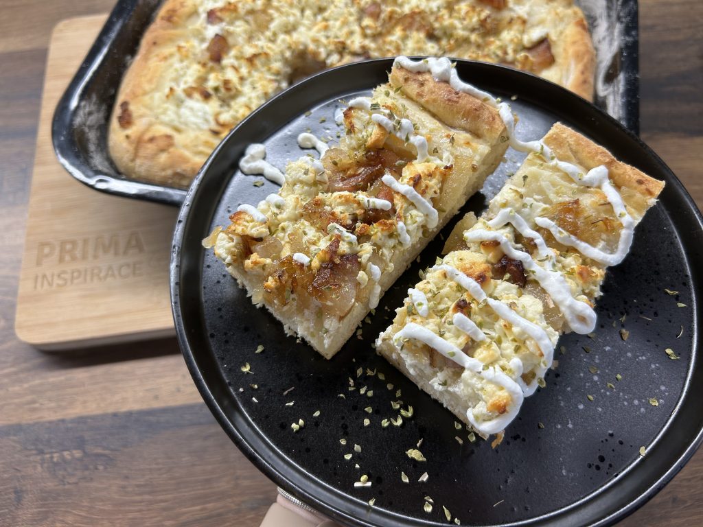 Slaný cibulový koláč se slaninkou – rychlá a voňavá večeře