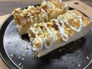 Cibulový koláč se slaninou a balkánským sýrem: Voňavá domácí večeře z kynutého těsta