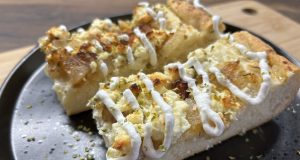 Slaný cibulový koláč se slaninkou – rychlá a voňavá večeře Cibulový koláč se slaninou a balkánským sýrem: Voňavá domácí večeře z kynutého těsta