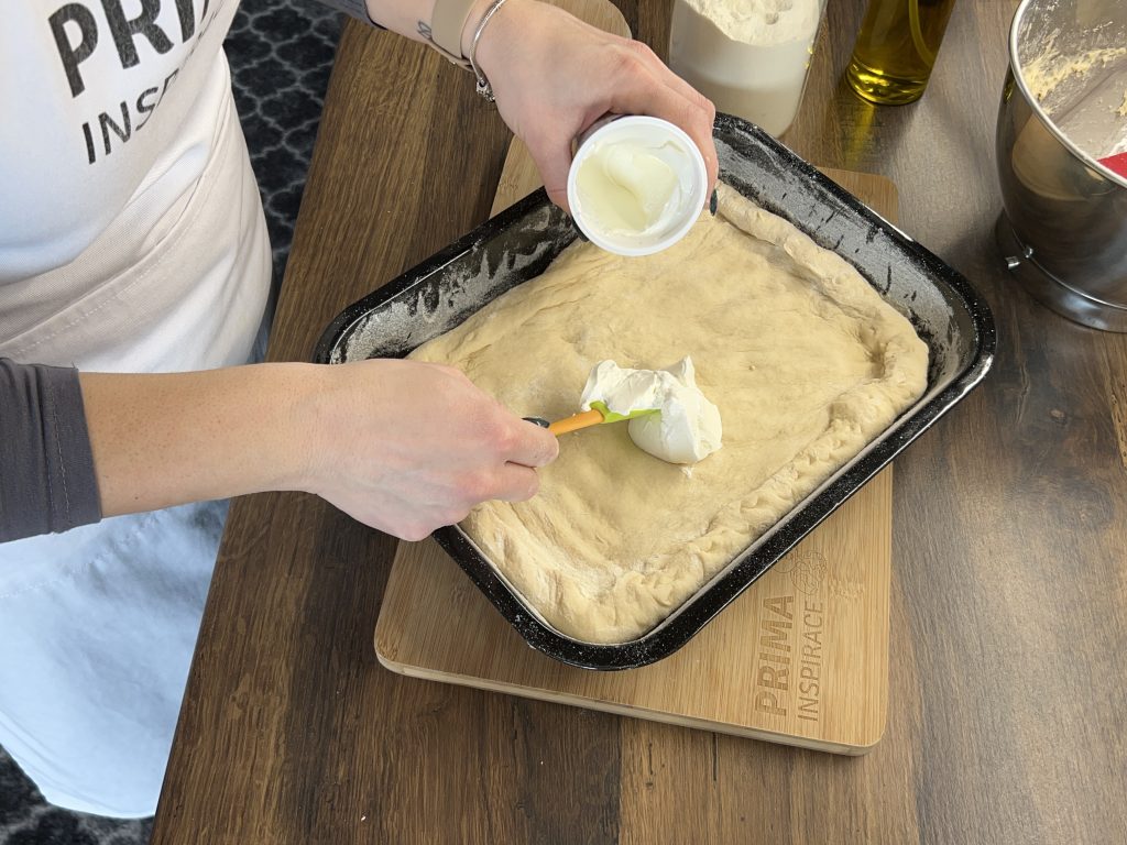 Slaný cibulový koláč se slaninkou – rychlá a voňavá večeře