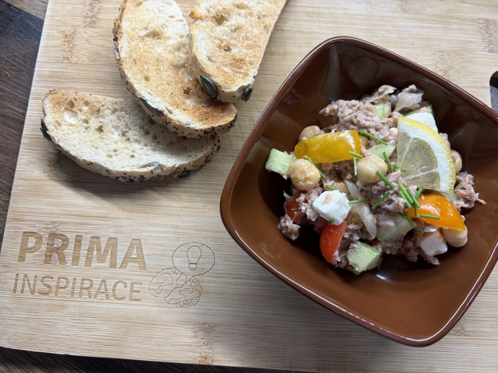 Cizrnový salát s tuňákem a fetou