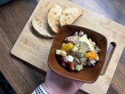 Cizrnový salát s tuňákem a fetou: rychlá večeře, která zasytí a nezatíží