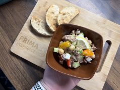 Cizrnový salát s tuňákem a fetou: rychlá večeře, která zasytí a nezatíží