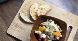 Cizrnový salát s tuňákem a fetou: rychlá večeře, která zasytí a nezatíží