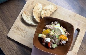 Cizrnový salát s tuňákem a fetou Cizrnový salát s tuňákem a fetou: rychlá večeře, která zasytí a nezatíží