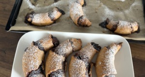 Čokoládové croissanty z cottage sýra Čokoládové croissanty z cottage sýra – bez kynutí, hotové za 20 minut