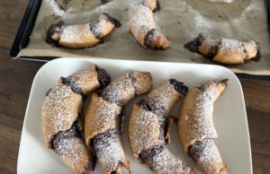 Čokoládové croissanty z cottage sýra Čokoládové croissanty z cottage sýra – bez kynutí, hotové za 20 minut