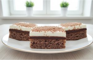 Čokoládové pokušení: Nadýchaný bílkový řez s poctivým krémem Čokoládový dezert z bílků se žloutkovým krémem a šlehačkou: luxusní zákusek na plech