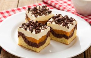 Dunajské vlny: Tradiční ovocný zákusek s lahodným krémem Dunajské vlny s meruňkami a ovocným krémem – tradiční zákusek na plech