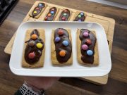 Křehké sušenkové tyčinky s karamelovou náplní a čokoládou