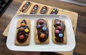 Křehké sušenkové tyčinky s karamelovou náplní a čokoládou Křehké sušenkové tyčinky s karamelovou náplní a čokoládou