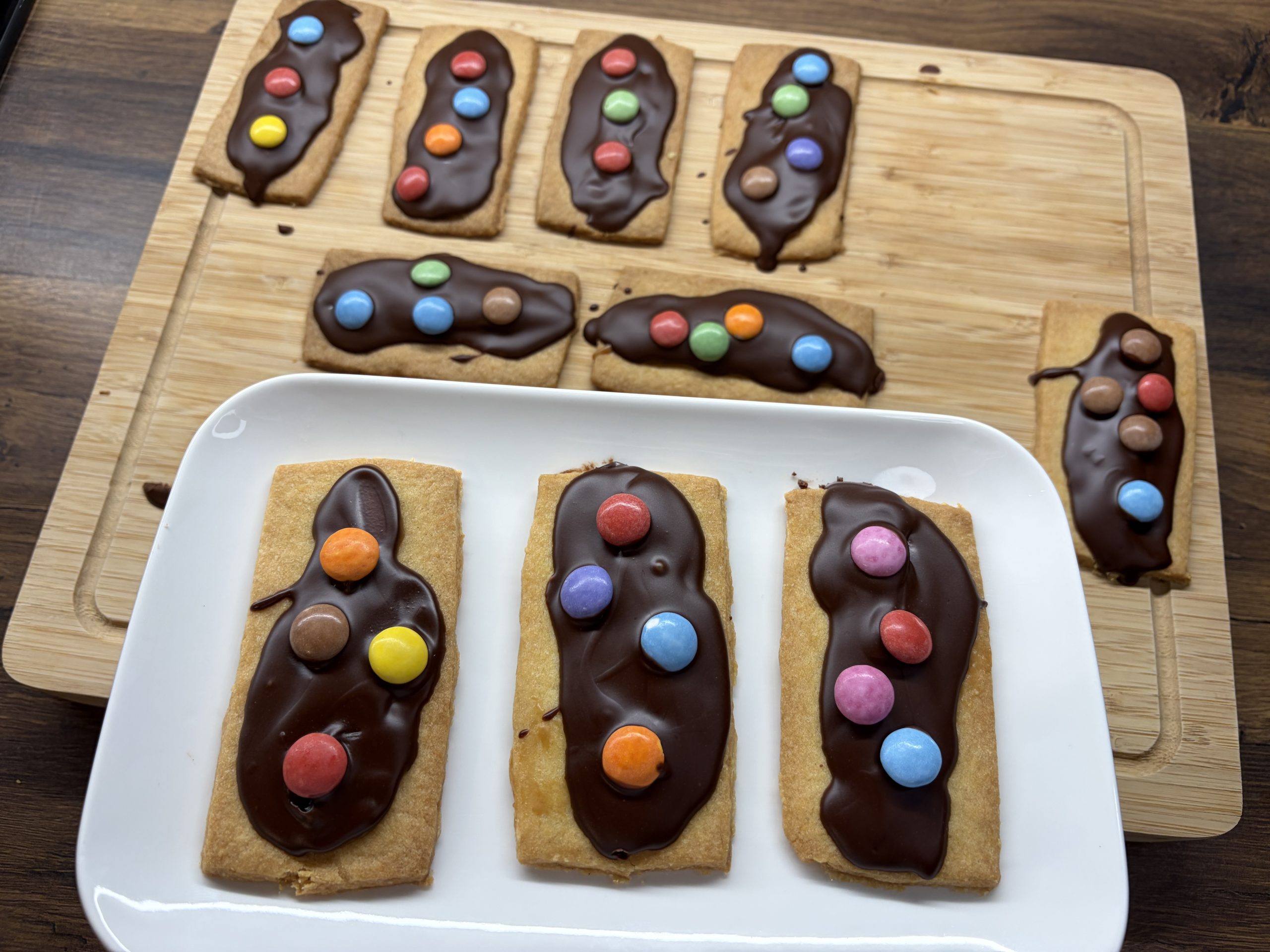 Křehké sušenkové tyčinky s karamelovou náplní a čokoládou