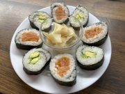 Domácí sushi krok za krokem: Jednoduchý recept bez bambusové podložky