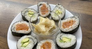 Domácí sushi – jednoduchý základní recept Domácí sushi krok za krokem: Jednoduchý recept bez bambusové podložky