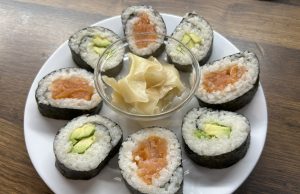 Domácí sushi – jednoduchý základní recept Domácí sushi krok za krokem: Jednoduchý recept bez bambusové podložky