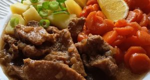 Domácí dušená mrkev s vepřovým masem: Chuť, která vás vrátí do dětství Vepřové maso na cibulce s máslovou mrkví a bramborami