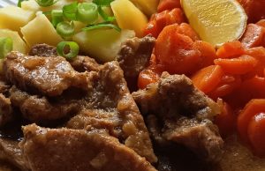 Domácí dušená mrkev s vepřovým masem: Chuť, která vás vrátí do dětství Vepřové maso na cibulce s máslovou mrkví a bramborami