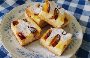 Bleskový hrnkový koláč s tvarohem a ovocem: Vláčný a bez vážení Hrnkový koláč s tvarohem, zakysanou smetanou a nektarinkami