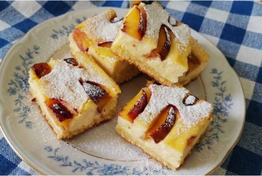 Hrnkový koláč s tvarohem, zakysanou smetanou a nektarinkami