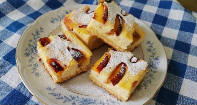 Hrnkový koláč s tvarohem, zakysanou smetanou a nektarinkami