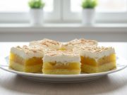 Jablečné řezy s pudinkem a tvarohovou šlehačkou – jemný dezert na plech