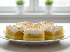 Jablečné řezy s pudinkem a tvarohovou šlehačkou – jemný dezert na plech