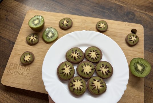 Kiwi sušenky s matcha práškem a kakaem Kiwi sušenky z kakaového a matcha těsta – originální cukroví, které zaujme na první pohled