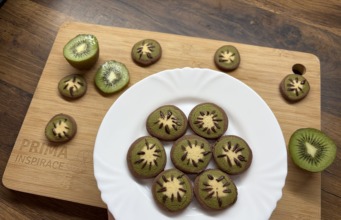 Kiwi sušenky s matcha práškem a kakaem Kiwi sušenky z kakaového a matcha těsta – originální cukroví, které zaujme na první pohled