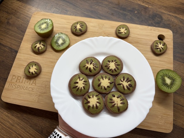 Kiwi sušenky z kakaového a matcha těsta – originální cukroví, které zaujme na první pohled
