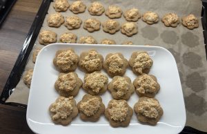 Kokosky na vanilkových sušenkách Kokosky na vanilkových sušenkách – křehké cukroví s nadýchanou kokosovou špičkou