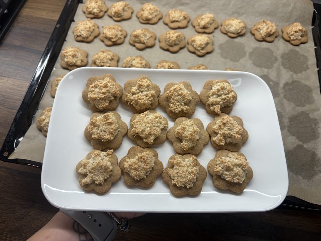 Kokosky na vanilkových sušenkách – křehké cukroví s nadýchanou kokosovou špičkou