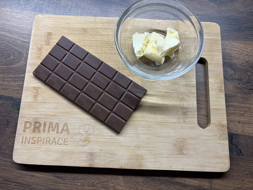 Rychlý koláč se zakysanou smetanou a čokoládou