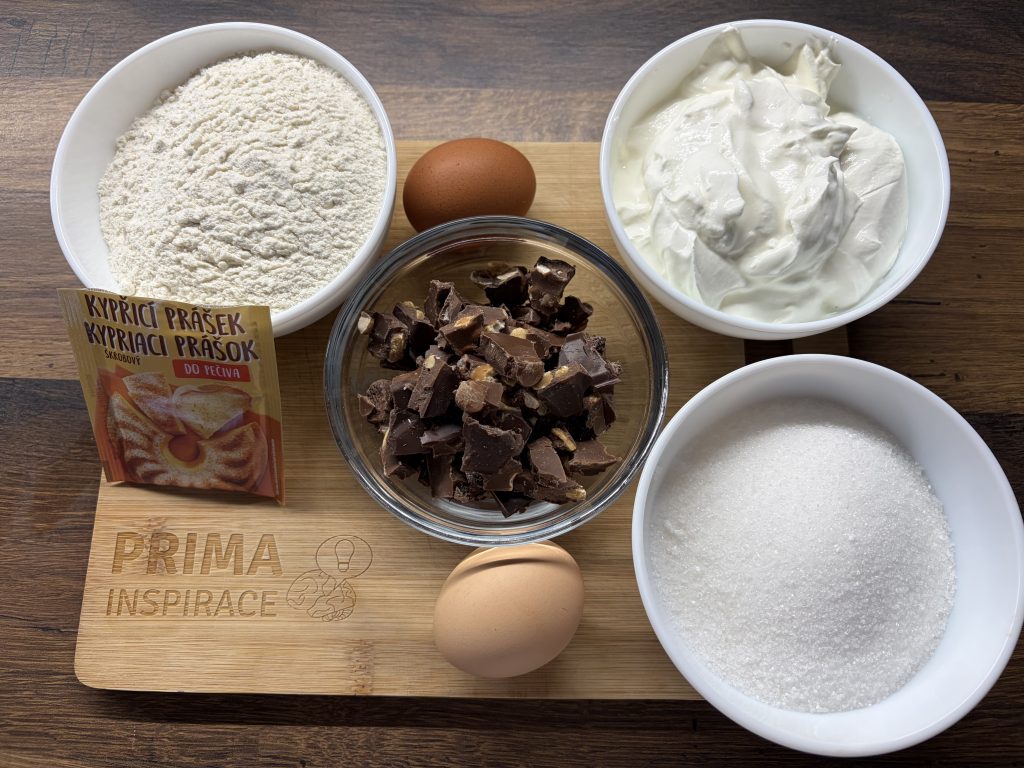 Rychlý koláč se zakysanou smetanou a čokoládou