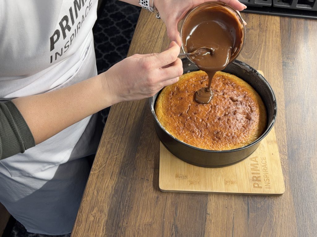 Rychlý koláč se zakysanou smetanou a čokoládou