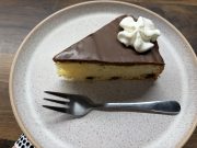 Rychlý koláč se zakysanou smetanou a čokoládou: vláčný dezert, který mizí z plechu