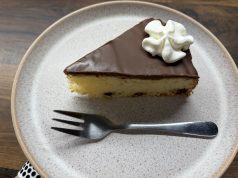 Rychlý koláč se zakysanou smetanou a čokoládou: vláčný dezert, který mizí z plechu