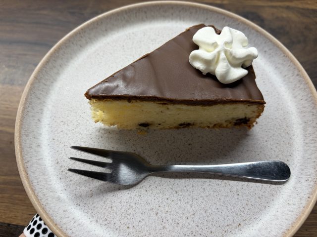 Rychlý koláč se zakysanou smetanou a čokoládou: vláčný dezert, který mizí z plechu Rychlý koláč se zakysanou smetanou a čokoládou: vláčný dezert, který mizí z plechu