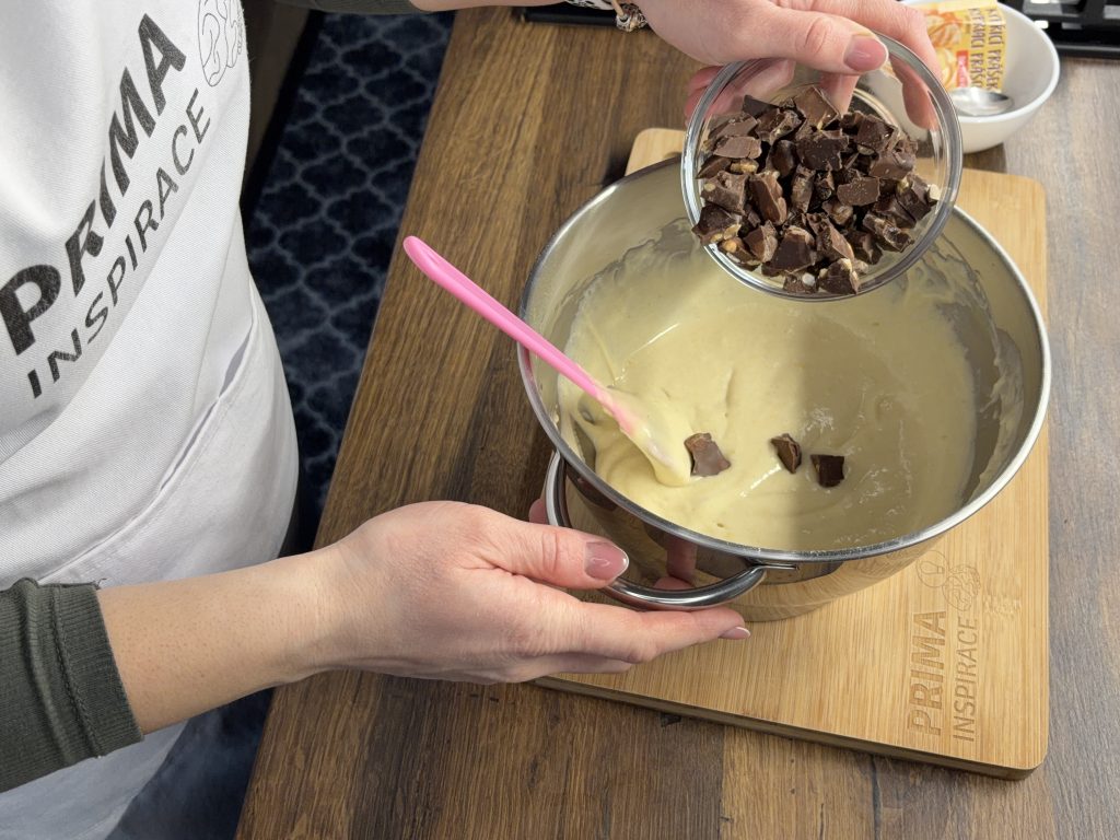 Rychlý koláč se zakysanou smetanou a čokoládou