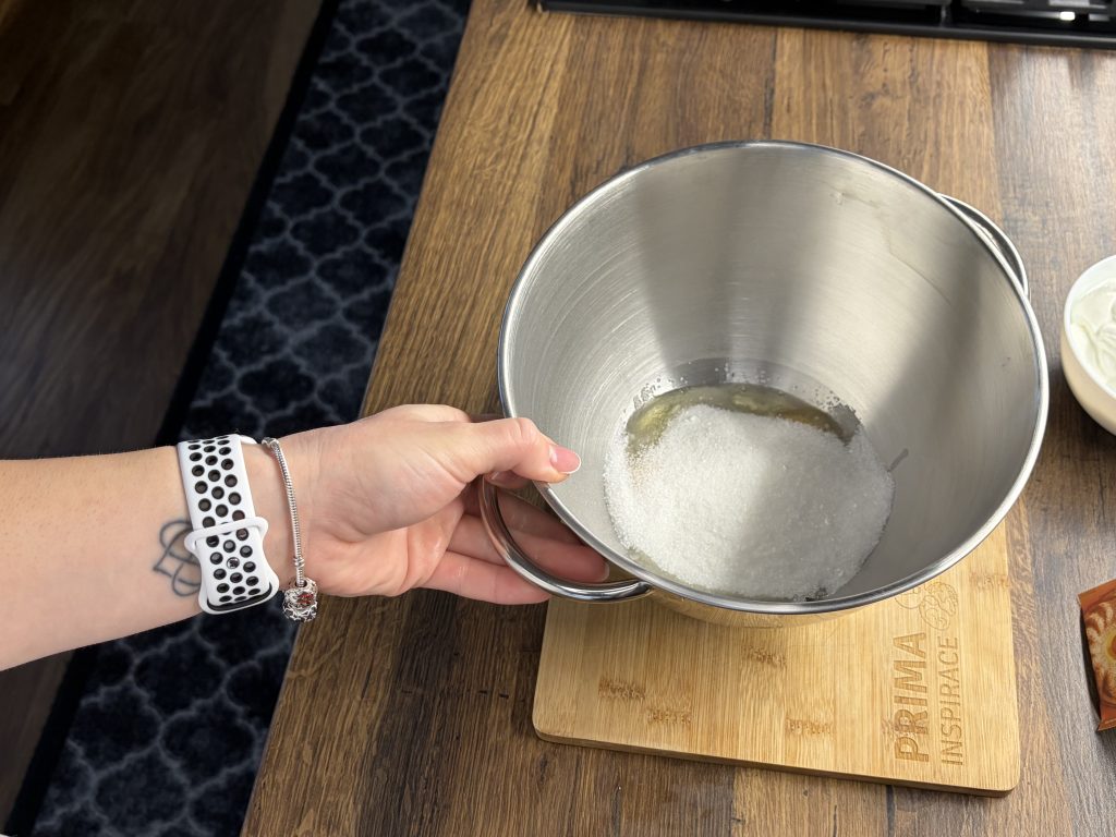 Rychlý koláč se zakysanou smetanou a čokoládou