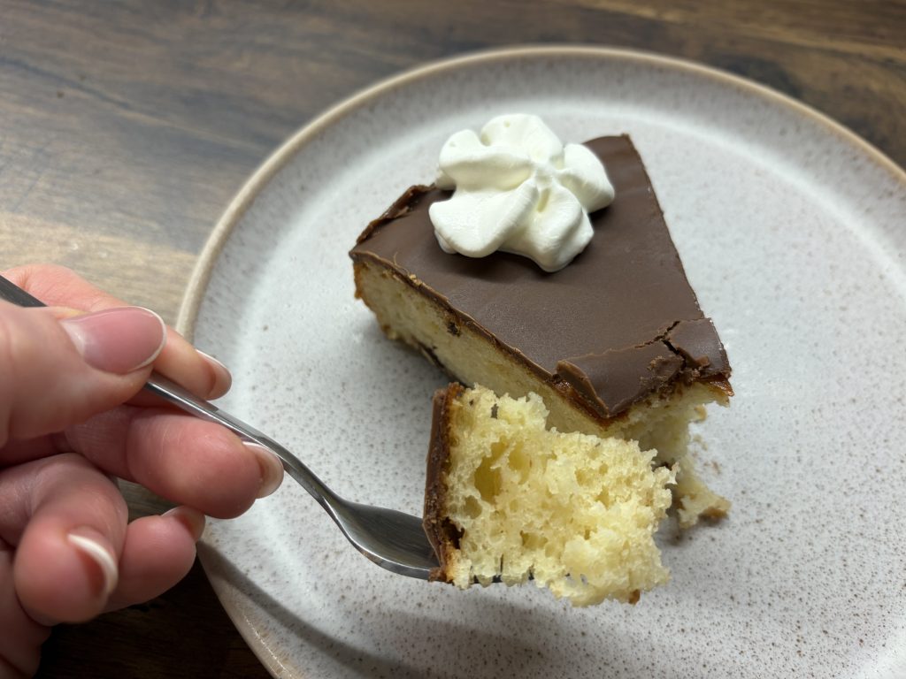 Rychlý koláč se zakysanou smetanou a čokoládou