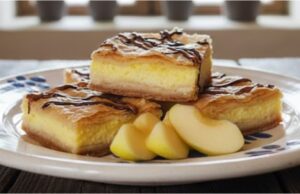 Křehký zákusek tří chutí: Luxusní řezy z listového těsta, jablek a tvarohu Listový koláč s jablky, pudinkem a tvarohem – luxusní moučník na plech