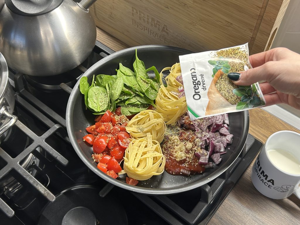 Krémové tagliatelle s rajčaty a špenátem - rychlý a snadný recept