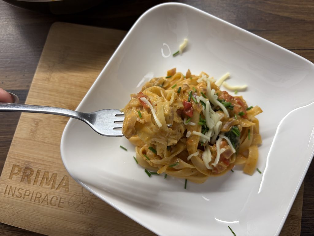 Krémové tagliatelle s rajčaty a špenátem - rychlý a snadný recept