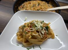 Krémové tagliatelle s rajčaty a špenátem: rychlý oběd z jedné pánve