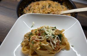 Krémové tagliatelle s rajčaty a špenátem – rychlý a snadný recept Krémové tagliatelle s rajčaty a špenátem: rychlý oběd z jedné pánve