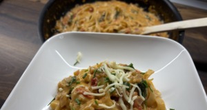 Krémové tagliatelle s rajčaty a špenátem – rychlý a snadný recept Krémové tagliatelle s rajčaty a špenátem: rychlý oběd z jedné pánve