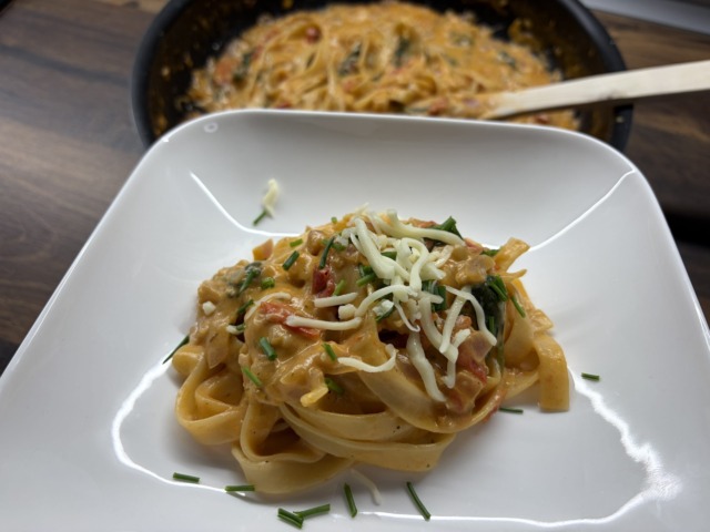 Krémové tagliatelle s rajčaty a špenátem: rychlý oběd z jedné pánve Krémové tagliatelle s rajčaty a špenátem: rychlý oběd z jedné pánve