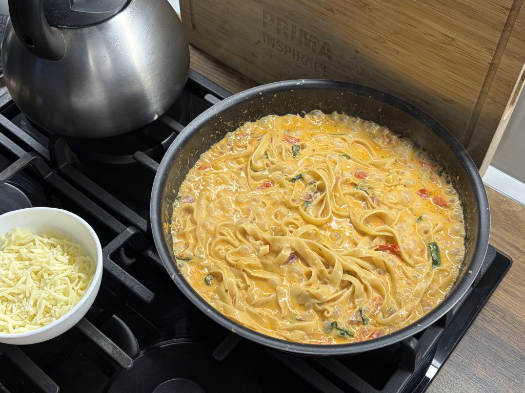 Krémové tagliatelle s rajčaty a špenátem - rychlý a snadný recept