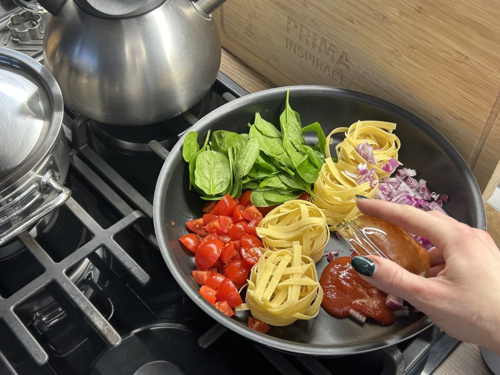 Krémové tagliatelle s rajčaty a špenátem - rychlý a snadný recept