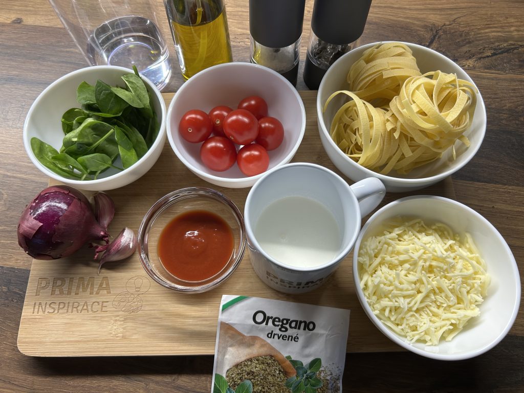 Krémové tagliatelle s rajčaty a špenátem - rychlý a snadný recept